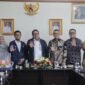 Foto: Wakil Gubernur DKI Jakarta Rano Karno (tengah) berfoto bersama jajaran Pengurus Harian PWI Jaya usai audiensi di Balai Kota DKI Jakarta, Rabu (15/7/2026).