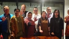 Foto: Dewan Juri Anugerah Jurnalistik M.H. Thamrin PWI Jaya 2026 berfoto bersama usai merampungkan rapat finalisasi penjurian di Play Maker, Kebon Sirih, Jakarta Pusat.