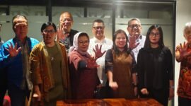 Foto: Dewan Juri Anugerah Jurnalistik M.H. Thamrin PWI Jaya 2026 berfoto bersama usai merampungkan rapat finalisasi penjurian di Play Maker, Kebon Sirih, Jakarta Pusat.