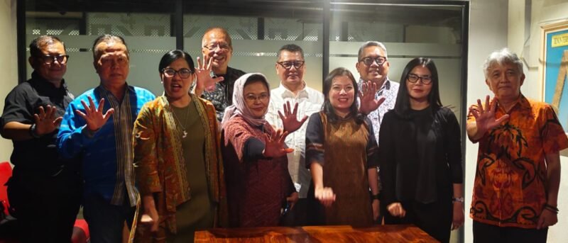 Foto: Dewan Juri Anugerah Jurnalistik M.H. Thamrin PWI Jaya 2026 berfoto bersama usai merampungkan rapat finalisasi penjurian di Play Maker, Kebon Sirih, Jakarta Pusat.