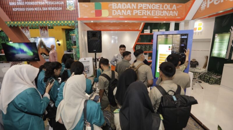 Foto:Sejumlah mahasiswa dan pengunjung memadati stan Badan Pengelola Dana Perkebunan (BPDP) pada ajang Indonesia City Expo (ICE) 2026 di Kota Medan.