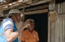 Foto: Petugas PLN memberikan penjelasan kepada seorang warga usai pemasangan sambungan listrik di rumahnya. Melalui Program Listrik Desa.