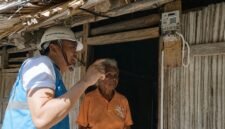 Foto: Petugas PLN memberikan penjelasan kepada seorang warga usai pemasangan sambungan listrik di rumahnya. Melalui Program Listrik Desa.