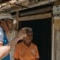 Foto: Petugas PLN memberikan penjelasan kepada seorang warga usai pemasangan sambungan listrik di rumahnya. Melalui Program Listrik Desa.