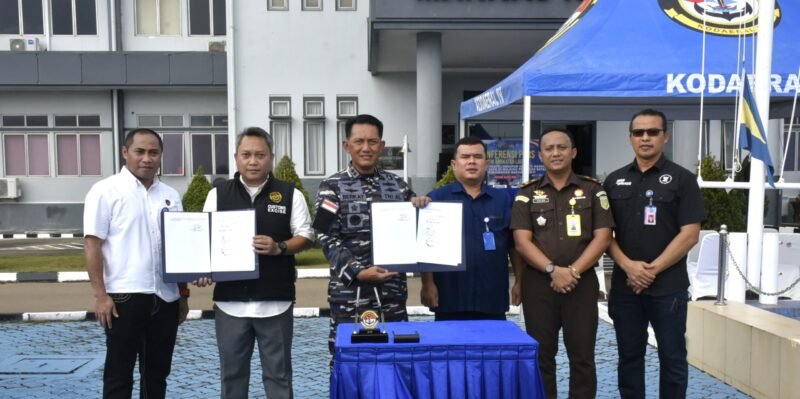 Foto: TNI AL, Kodaeral IV, Batam, liquid vape narkotika, etomidate, penyelundupan narkoba, jalur laut, Laksda TNI Berkat Widjanarko, operasi intelijen, Satgas Cakra-26.K, Pusintelal, Den Intel Kodaeral IV, BNN Kepri, Polda Kepri, Bea Cukai Batam, BPOM Batam, pemusnahan barang bukti, keamanan maritim, pemberantasan narkotika.