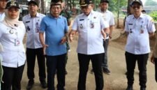 Foto: Wali Kota Administrasi Jakarta Pusat Arifin bersama jajaran Pemerintah Kota Jakarta Pusat meninjau kawasan Jati Pinggir, Kelurahan Petamburan, Kecamatan Tanah Abang, Rabu (22/7/2026).
