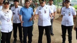 Foto: Wali Kota Administrasi Jakarta Pusat Arifin bersama jajaran Pemerintah Kota Jakarta Pusat meninjau kawasan Jati Pinggir, Kelurahan Petamburan, Kecamatan Tanah Abang, Rabu (22/7/2026).