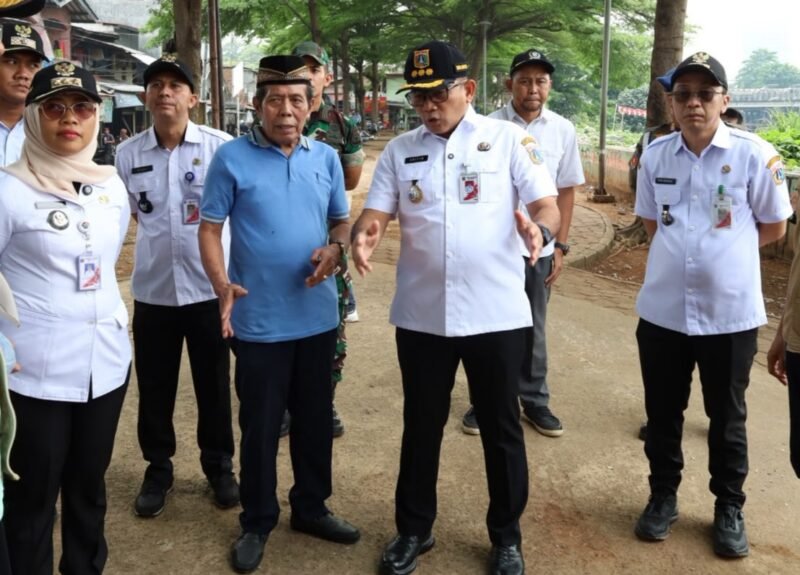 Foto: Wali Kota Administrasi Jakarta Pusat Arifin bersama jajaran Pemerintah Kota Jakarta Pusat meninjau kawasan Jati Pinggir, Kelurahan Petamburan, Kecamatan Tanah Abang, Rabu (22/7/2026).