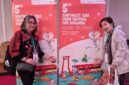 Foto: Assistant Board of Indonesia Southeast Asia Video Festival for Children (SEAVFC), Liza Maria (kiri), berfoto bersama salah satu delegasi pada penyelenggaraan 5th Southeast Asia Video Festival for Children bertema Magic of Peace di Bangkok, Thailand