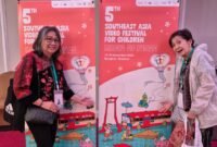 Foto: Assistant Board of Indonesia Southeast Asia Video Festival for Children (SEAVFC), Liza Maria (kiri), berfoto bersama salah satu delegasi pada penyelenggaraan 5th Southeast Asia Video Festival for Children bertema Magic of Peace di Bangkok, Thailand