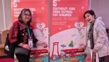 Foto: Assistant Board of Indonesia Southeast Asia Video Festival for Children (SEAVFC), Liza Maria (kiri), berfoto bersama salah satu delegasi pada penyelenggaraan 5th Southeast Asia Video Festival for Children bertema Magic of Peace di Bangkok, Thailand