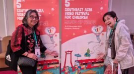 Foto: Assistant Board of Indonesia Southeast Asia Video Festival for Children (SEAVFC), Liza Maria (kiri), berfoto bersama salah satu delegasi pada penyelenggaraan 5th Southeast Asia Video Festival for Children bertema Magic of Peace di Bangkok, Thailand