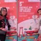 Foto: Assistant Board of Indonesia Southeast Asia Video Festival for Children (SEAVFC), Liza Maria (kiri), berfoto bersama salah satu delegasi pada penyelenggaraan 5th Southeast Asia Video Festival for Children bertema Magic of Peace di Bangkok, Thailand