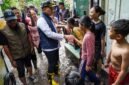 Foto: Wali Kota Jakarta Pusat Arifin Menyapa Warga Saat Meninjau Lokasi Genangan