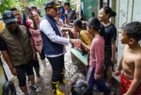 Foto: Wali Kota Jakarta Pusat Arifin Menyapa Warga Saat Meninjau Lokasi Genangan