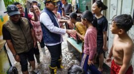 Foto: Wali Kota Jakarta Pusat Arifin Menyapa Warga Saat Meninjau Lokasi Genangan