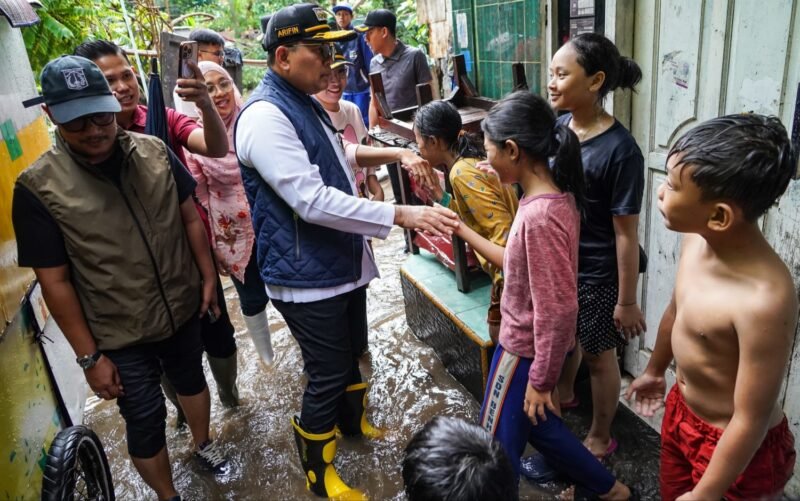 Foto: Wali Kota Jakarta Pusat Arifin Menyapa Warga Saat Meninjau Lokasi Genangan