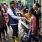 Foto: Wali Kota Jakarta Pusat Arifin Menyapa Warga Saat Meninjau Lokasi Genangan