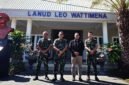 Foto: Wakil Uskup Ordinariatus Castrensis Indonesia (OCI), Romo Kolonel (Purn.) Sus. Yoseph Maria Marcelinus Bintoro, S.Fil., M.Si., Pr. (kedua kanan), berfoto bersama personel TNI Angkatan Udara saat kunjungan pastoral di Lanud Leo Wattimena, Maluku.