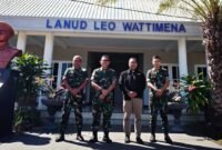 Foto: Wakil Uskup Ordinariatus Castrensis Indonesia (OCI), Romo Kolonel (Purn.) Sus. Yoseph Maria Marcelinus Bintoro, S.Fil., M.Si., Pr. (kedua kanan), berfoto bersama personel TNI Angkatan Udara saat kunjungan pastoral di Lanud Leo Wattimena, Maluku.