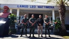Foto: Wakil Uskup Ordinariatus Castrensis Indonesia (OCI), Romo Kolonel (Purn.) Sus. Yoseph Maria Marcelinus Bintoro, S.Fil., M.Si., Pr. (kedua kanan), berfoto bersama personel TNI Angkatan Udara saat kunjungan pastoral di Lanud Leo Wattimena, Maluku.