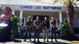Foto: Wakil Uskup Ordinariatus Castrensis Indonesia (OCI), Romo Kolonel (Purn.) Sus. Yoseph Maria Marcelinus Bintoro, S.Fil., M.Si., Pr. (kedua kanan), berfoto bersama personel TNI Angkatan Udara saat kunjungan pastoral di Lanud Leo Wattimena, Maluku.