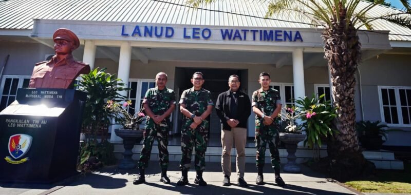 Foto: Wakil Uskup Ordinariatus Castrensis Indonesia (OCI), Romo Kolonel (Purn.) Sus. Yoseph Maria Marcelinus Bintoro, S.Fil., M.Si., Pr. (kedua kanan), berfoto bersama personel TNI Angkatan Udara saat kunjungan pastoral di Lanud Leo Wattimena, Maluku.