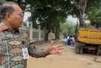 Foto: Wali Kota Administrasi Jakarta Pusat Arifin meninjau langsung proses perbaikan jalan di salah satu ruas wilayah Jakarta Pusat. Dalam peninjauan tersebut, Arifin memastikan pekerjaan berjalan sesuai target agar akses masyarakat, termasuk aktivitas pelajar dan pengguna jalan, tidak terganggu.