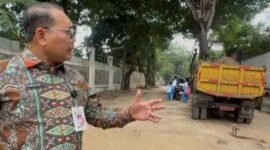 Foto: Wali Kota Administrasi Jakarta Pusat Arifin meninjau langsung proses perbaikan jalan di salah satu ruas wilayah Jakarta Pusat. Dalam peninjauan tersebut, Arifin memastikan pekerjaan berjalan sesuai target agar akses masyarakat, termasuk aktivitas pelajar dan pengguna jalan, tidak terganggu.