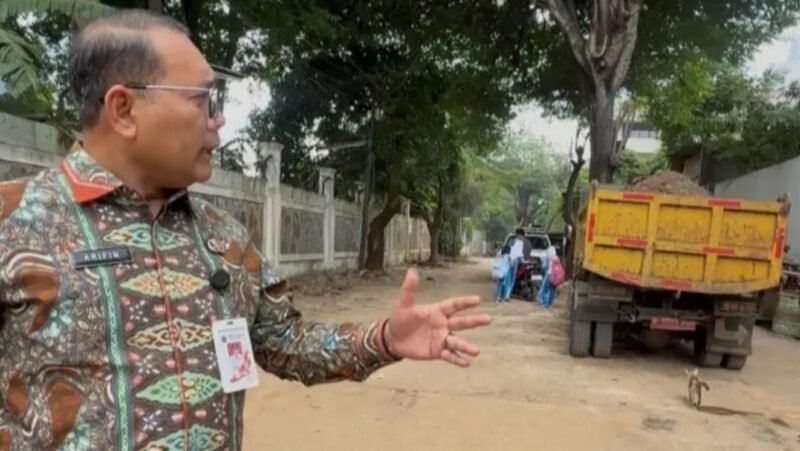 Foto: Wali Kota Administrasi Jakarta Pusat Arifin meninjau langsung proses perbaikan jalan di salah satu ruas wilayah Jakarta Pusat. Dalam peninjauan tersebut, Arifin memastikan pekerjaan berjalan sesuai target agar akses masyarakat, termasuk aktivitas pelajar dan pengguna jalan, tidak terganggu.