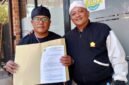Foto: Perwakilan Majelis Adat Sumedang Larang (MASL) memperlihatkan surat permohonan audiensi yang disampaikan secara serentak kepada seluruh Dewan Pimpinan Cabang (DPC) partai politik di Kabupaten Sumedang, Sabtu (25/7/2026).