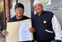 Foto: Perwakilan Majelis Adat Sumedang Larang (MASL) memperlihatkan surat permohonan audiensi yang disampaikan secara serentak kepada seluruh Dewan Pimpinan Cabang (DPC) partai politik di Kabupaten Sumedang, Sabtu (25/7/2026).