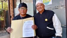 Foto: Perwakilan Majelis Adat Sumedang Larang (MASL) memperlihatkan surat permohonan audiensi yang disampaikan secara serentak kepada seluruh Dewan Pimpinan Cabang (DPC) partai politik di Kabupaten Sumedang, Sabtu (25/7/2026).