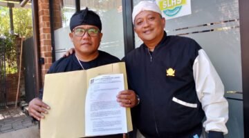 Foto: Perwakilan Majelis Adat Sumedang Larang (MASL) memperlihatkan surat permohonan audiensi yang disampaikan secara serentak kepada seluruh Dewan Pimpinan Cabang (DPC) partai politik di Kabupaten Sumedang, Sabtu (25/7/2026).