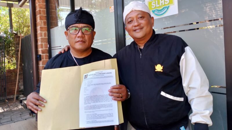Foto: Perwakilan Majelis Adat Sumedang Larang (MASL) memperlihatkan surat permohonan audiensi yang disampaikan secara serentak kepada seluruh Dewan Pimpinan Cabang (DPC) partai politik di Kabupaten Sumedang, Sabtu (25/7/2026).
