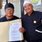 Foto: Perwakilan Majelis Adat Sumedang Larang (MASL) memperlihatkan surat permohonan audiensi yang disampaikan secara serentak kepada seluruh Dewan Pimpinan Cabang (DPC) partai politik di Kabupaten Sumedang, Sabtu (25/7/2026).
