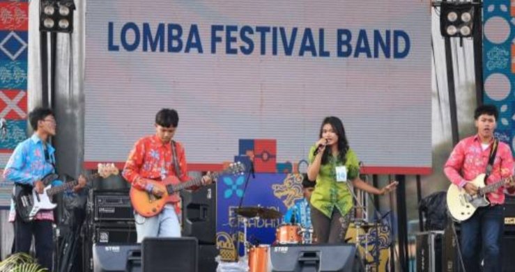 Foto: Grup band pelajar tampil penuh energi di panggung utama Lomba Band Pelajar Festival Cisadane 2026, Kota Tangerang.