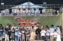 Foto: Panitia bersama tokoh masyarakat dan tamu undangan menyerahkan santunan kepada anak-anak yatim di atas panggung utama dalam rangkaian Gebyar Budaya Sunter Jaya Jilid 2 di Pulo Besar Elok, Kelurahan Sunter Jaya, Kecamatan Tanjung Priok, Jakarta Utara, Minggu (26/7/2026)
