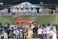 Foto: Panitia bersama tokoh masyarakat dan tamu undangan menyerahkan santunan kepada anak-anak yatim di atas panggung utama dalam rangkaian Gebyar Budaya Sunter Jaya Jilid 2 di Pulo Besar Elok, Kelurahan Sunter Jaya, Kecamatan Tanjung Priok, Jakarta Utara, Minggu (26/7/2026)