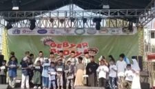 Foto: Panitia bersama tokoh masyarakat dan tamu undangan menyerahkan santunan kepada anak-anak yatim di atas panggung utama dalam rangkaian Gebyar Budaya Sunter Jaya Jilid 2 di Pulo Besar Elok, Kelurahan Sunter Jaya, Kecamatan Tanjung Priok, Jakarta Utara, Minggu (26/7/2026)