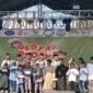 Foto: Panitia bersama tokoh masyarakat dan tamu undangan menyerahkan santunan kepada anak-anak yatim di atas panggung utama dalam rangkaian Gebyar Budaya Sunter Jaya Jilid 2 di Pulo Besar Elok, Kelurahan Sunter Jaya, Kecamatan Tanjung Priok, Jakarta Utara, Minggu (26/7/2026)