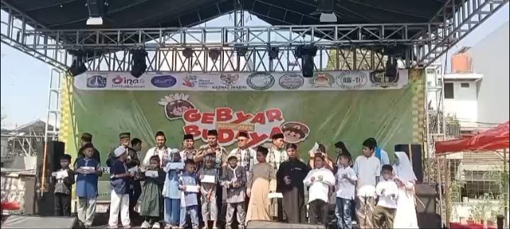 Foto: Panitia bersama tokoh masyarakat dan tamu undangan menyerahkan santunan kepada anak-anak yatim di atas panggung utama dalam rangkaian Gebyar Budaya Sunter Jaya Jilid 2 di Pulo Besar Elok, Kelurahan Sunter Jaya, Kecamatan Tanjung Priok, Jakarta Utara, Minggu (26/7/2026)