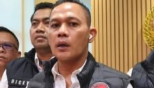 Foto: Kepala Divisi Humas Polri Irjen Pol. Jhonny Edison Isir memberikan keterangan kepada awak media terkait penanganan dugaan keterlibatan sejumlah anggota Polri dalam kasus narkotika di Mabes Polri, Jakarta, Senin (27/7/2026).