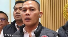 Foto: Kepala Divisi Humas Polri Irjen Pol. Jhonny Edison Isir memberikan keterangan kepada awak media terkait penanganan dugaan keterlibatan sejumlah anggota Polri dalam kasus narkotika di Mabes Polri, Jakarta, Senin (27/7/2026).