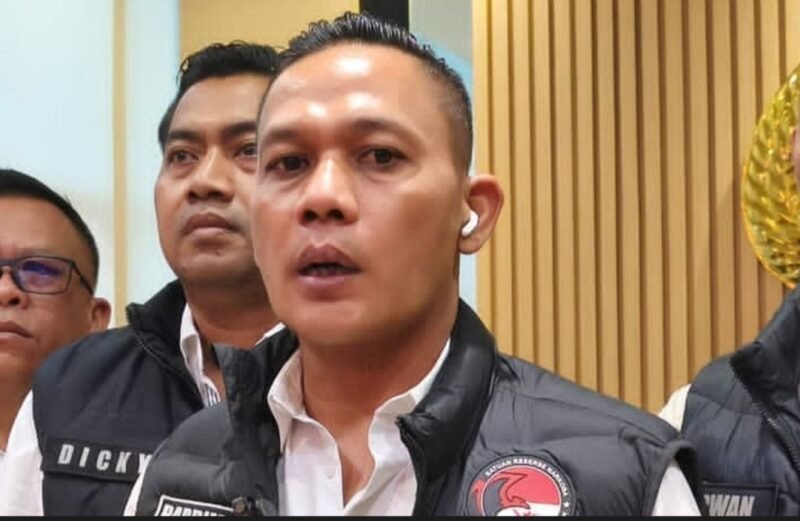 Foto: Kepala Divisi Humas Polri Irjen Pol. Jhonny Edison Isir memberikan keterangan kepada awak media terkait penanganan dugaan keterlibatan sejumlah anggota Polri dalam kasus narkotika di Mabes Polri, Jakarta, Senin (27/7/2026).
