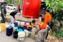 Foto: Personel TNI, BPBD, dan Balai Besar Wilayah Sungai (BBWS) Brantas memantau penyaluran air bersih kepada warga terdampak kekeringan di Kecamatan Panggul, Kabupaten Trenggalek, Senin (27/7/2026).