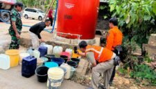 Foto: Personel TNI, BPBD, dan Balai Besar Wilayah Sungai (BBWS) Brantas memantau penyaluran air bersih kepada warga terdampak kekeringan di Kecamatan Panggul, Kabupaten Trenggalek, Senin (27/7/2026).