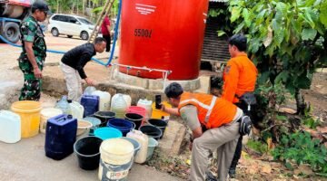 Foto: Personel TNI, BPBD, dan Balai Besar Wilayah Sungai (BBWS) Brantas memantau penyaluran air bersih kepada warga terdampak kekeringan di Kecamatan Panggul, Kabupaten Trenggalek, Senin (27/7/2026).