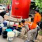 Foto: Personel TNI, BPBD, dan Balai Besar Wilayah Sungai (BBWS) Brantas memantau penyaluran air bersih kepada warga terdampak kekeringan di Kecamatan Panggul, Kabupaten Trenggalek, Senin (27/7/2026).