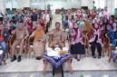 Foto: Wali Kota Administrasi Jakarta Timur, Munjirin, didampingi Ketua Tim Penggerak PKK Kota Administrasi Jakarta Timur, Essie Feransie Munjirin, berfoto bersama peserta usai membuka Pertemuan Rutin (Pertin) Pengelola Ruang Publik Terpadu Ramah Anak (RPTRA) di Ruang Serbaguna Bambu Apus, Blok C, Kantor Wali Kota Administrasi Jakarta Timur, Senin (27/7/2026)